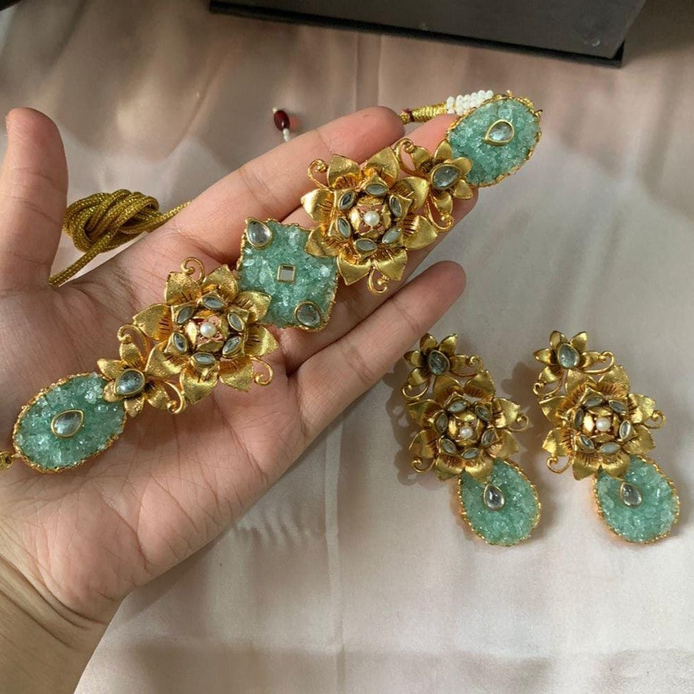 Antique Cut Choker Set