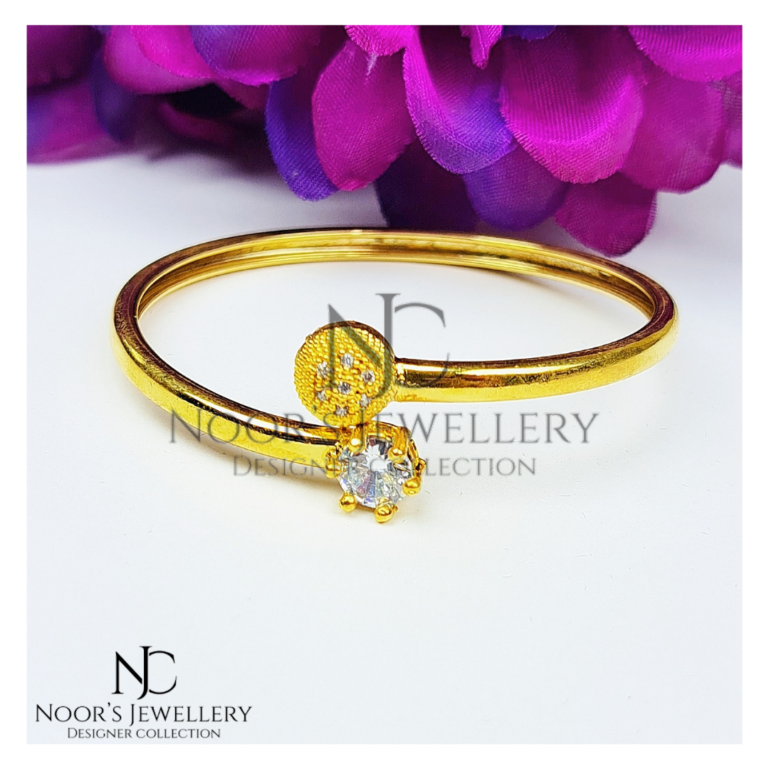 Sleek golden Bracelet