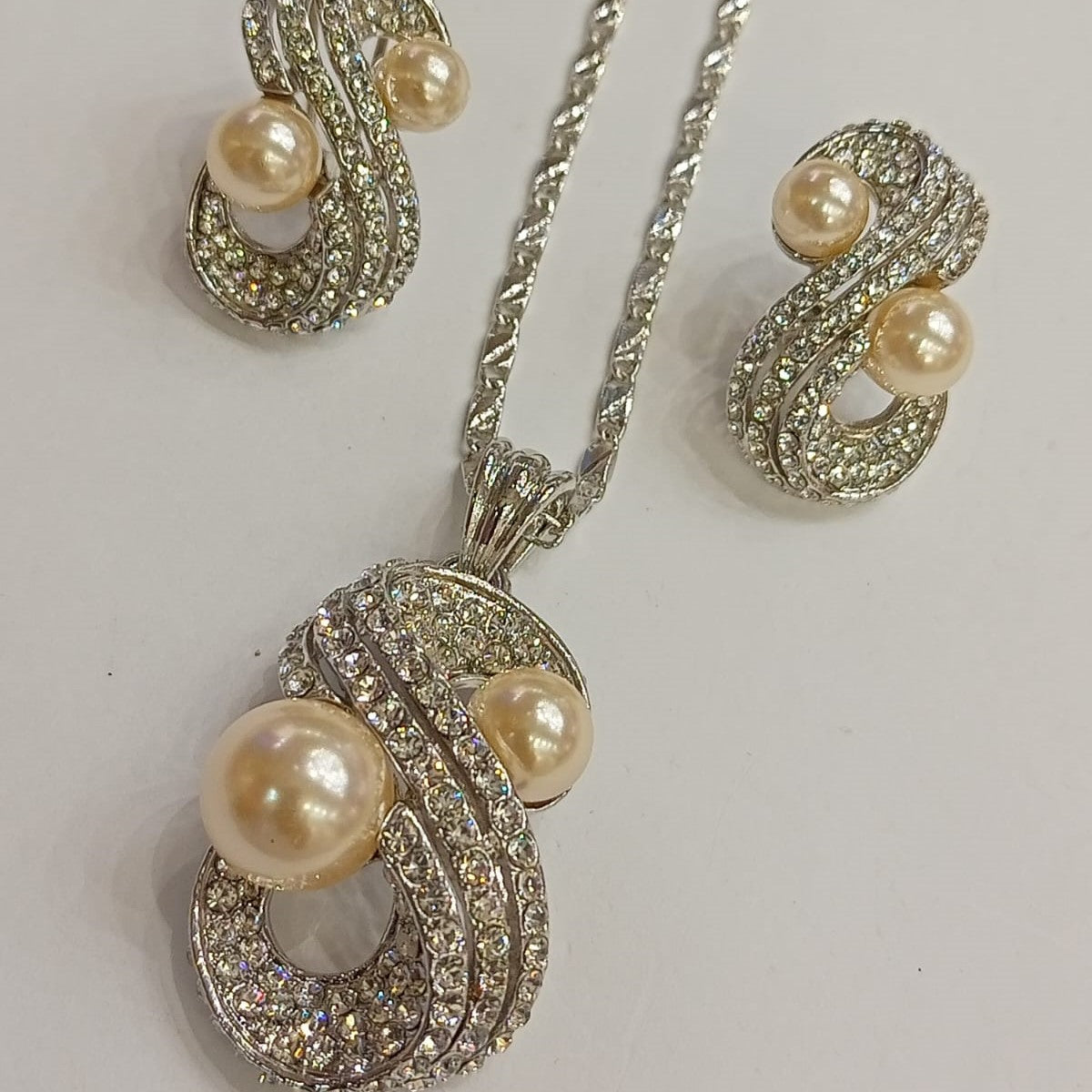 Sleek Pendent Set