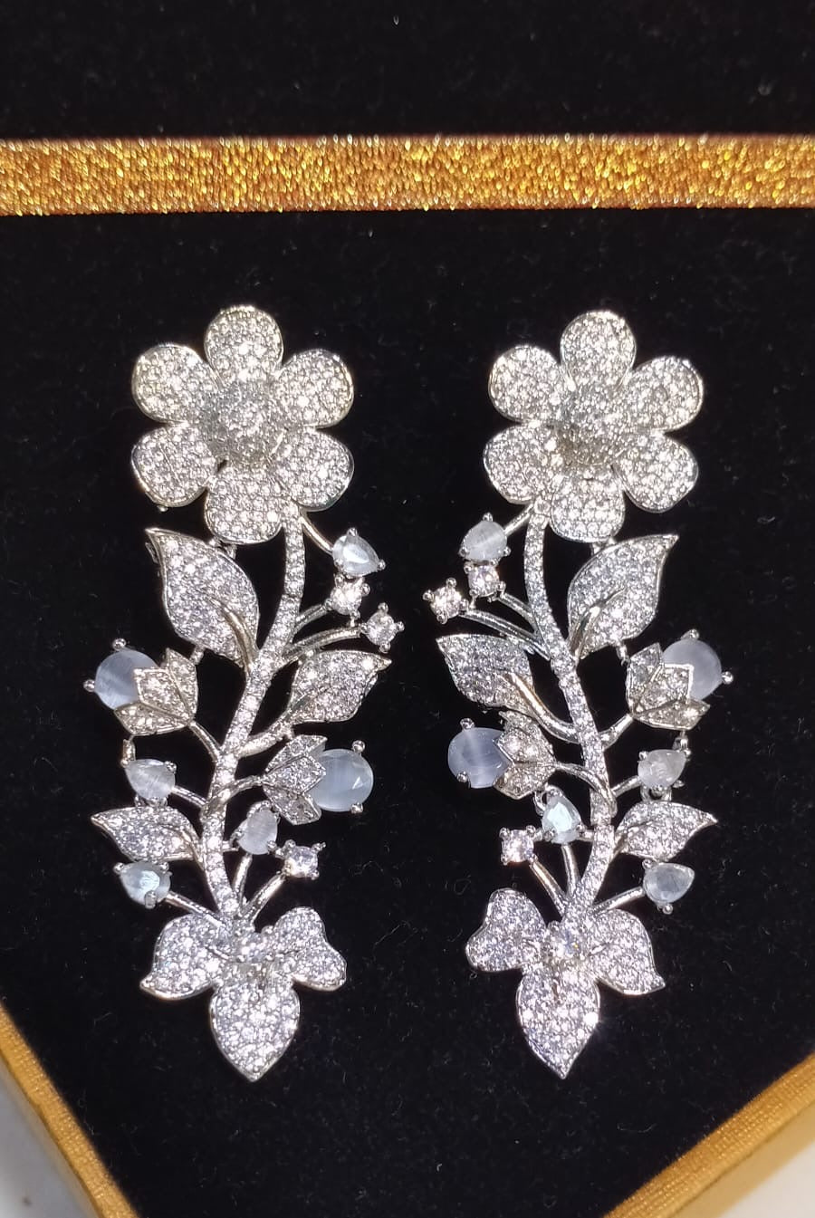 *Zircon Flower Step Earrings*