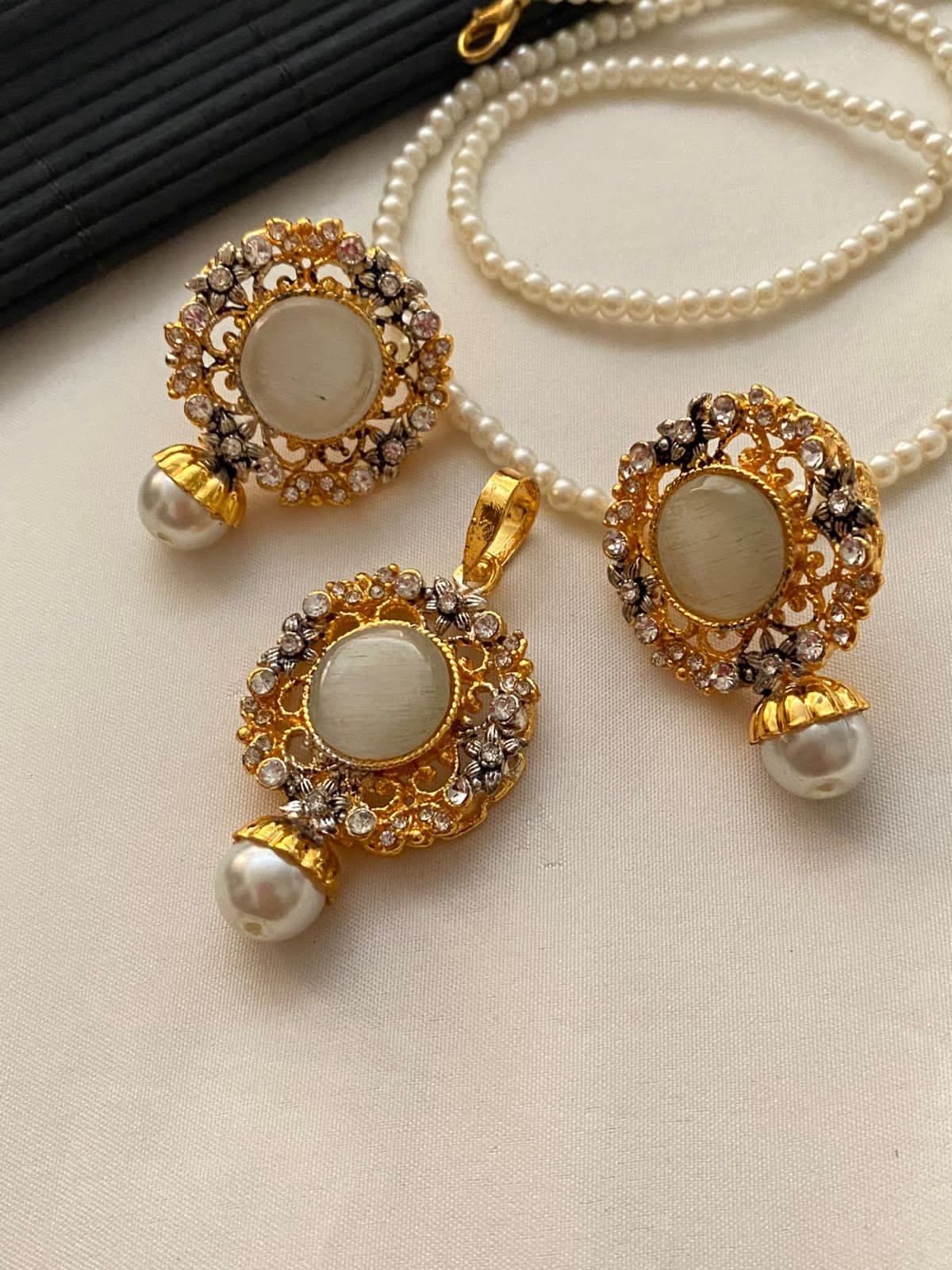 Kit pendant set with pearls string