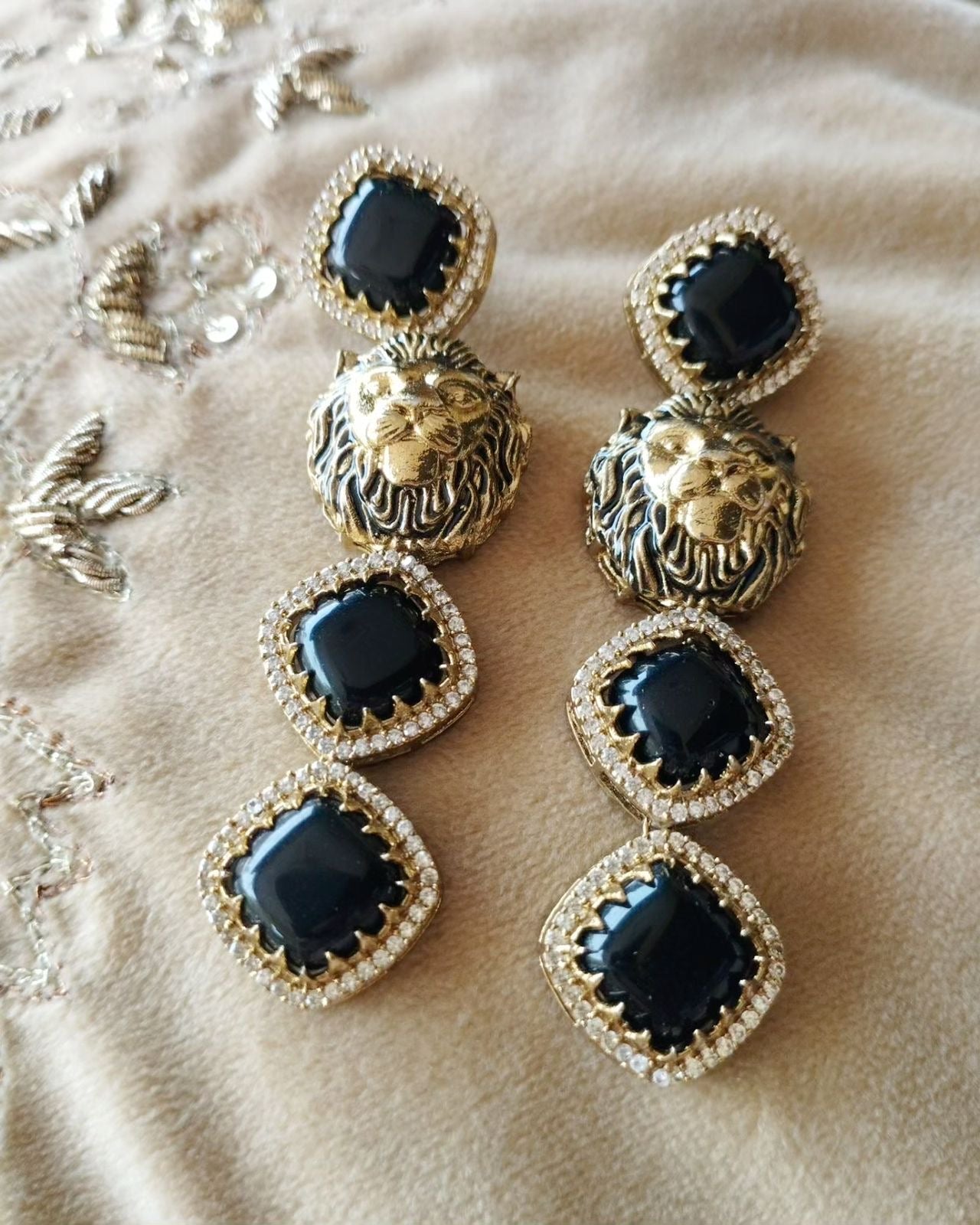 *Black Stylish Earrings*