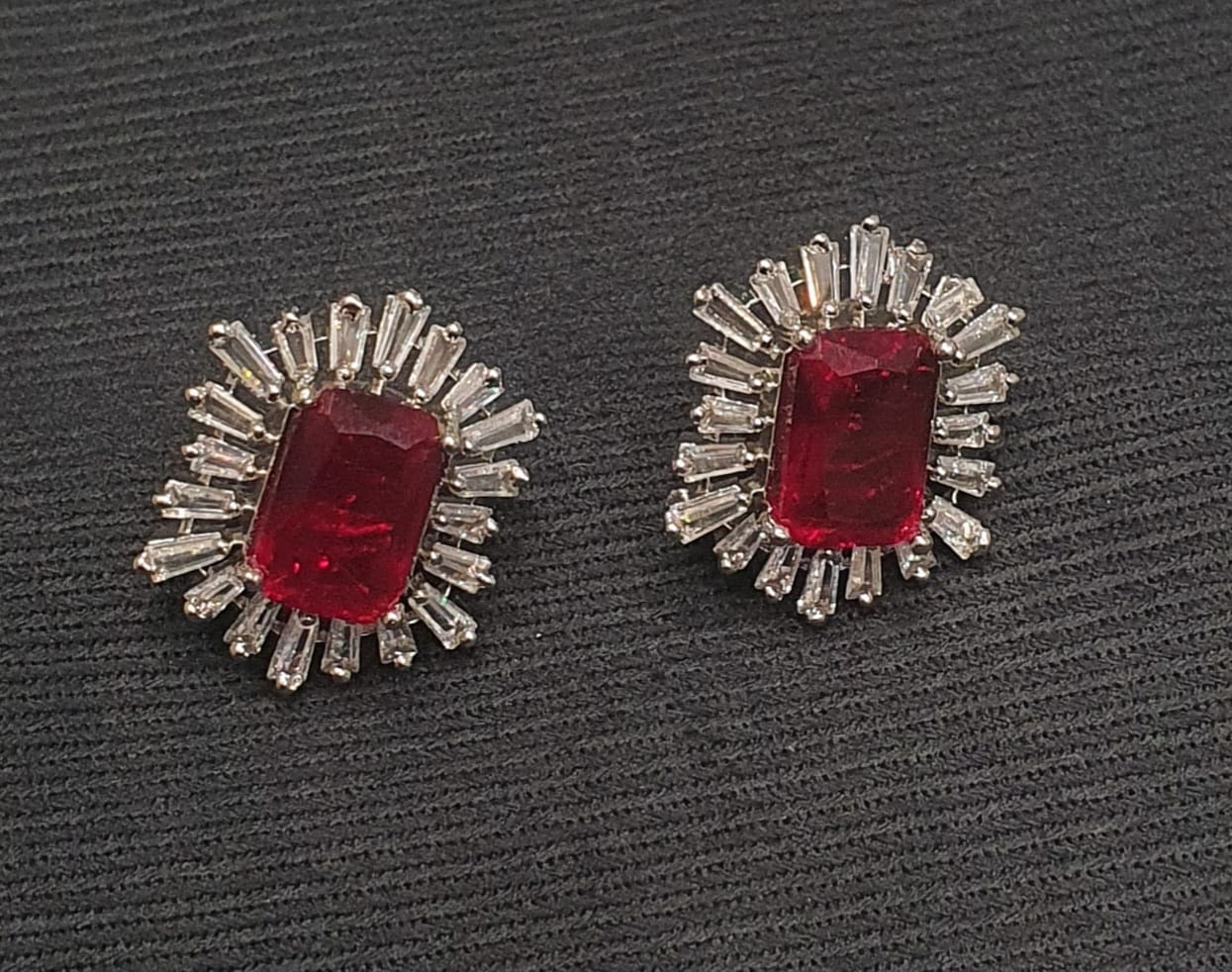 Tops studs earrings