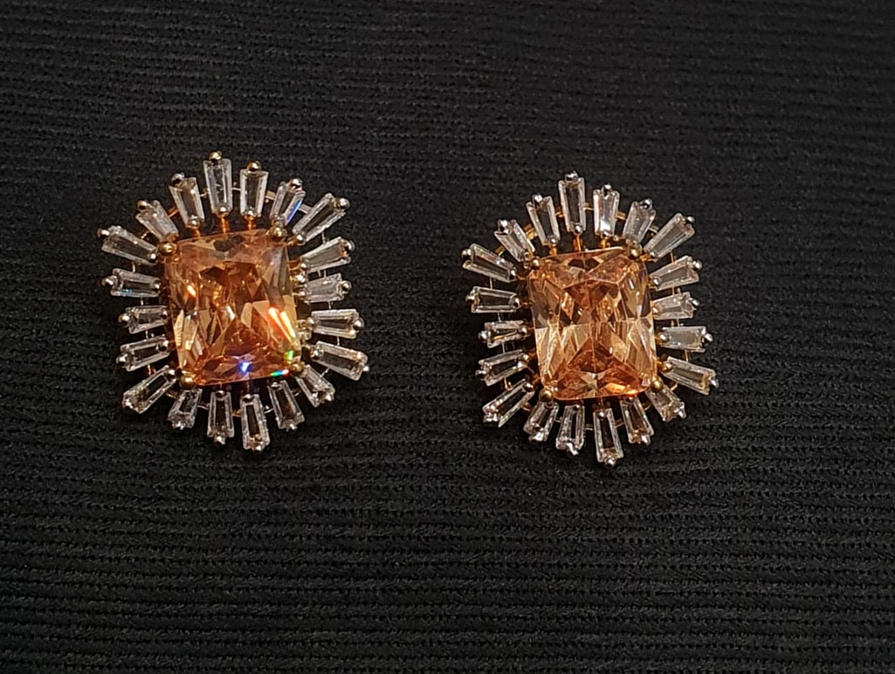 Tops studs earrings