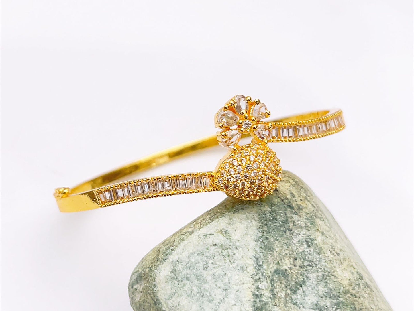 One carat kara bracelet in real stones fine quality
