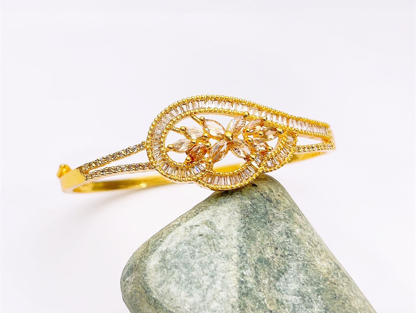 One carat kara bracelet in real stones fine quality